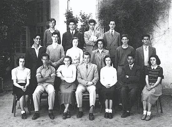 s_1950-1951_2ede M2.jpg - Lycée St. Aulaire - TANGER / MAROC - Année scolaire: 1950-51. Classe de 2de M2 - Photo communiquée par Alegria Cohen  De arriba abajo - 1 rang : Roc de la Bollardière - Daroussat - Albert Lasry (Barcelona) - Moïse Anidjar - 2ème rang : Momy Cohen (Caracas) - Baglietto - ???? - Rica Cohen (Caracas) - ???? - Isaac Bengualid (madrid) - - 3ème rang : Christiane Monard - Samuel Nahon (Madrid) -Alegria Cohen (Guila Florsheim Martinez - Lausanne-Suisse) - ???? - Josette Chamard - Georges Hachuel - ???? - 